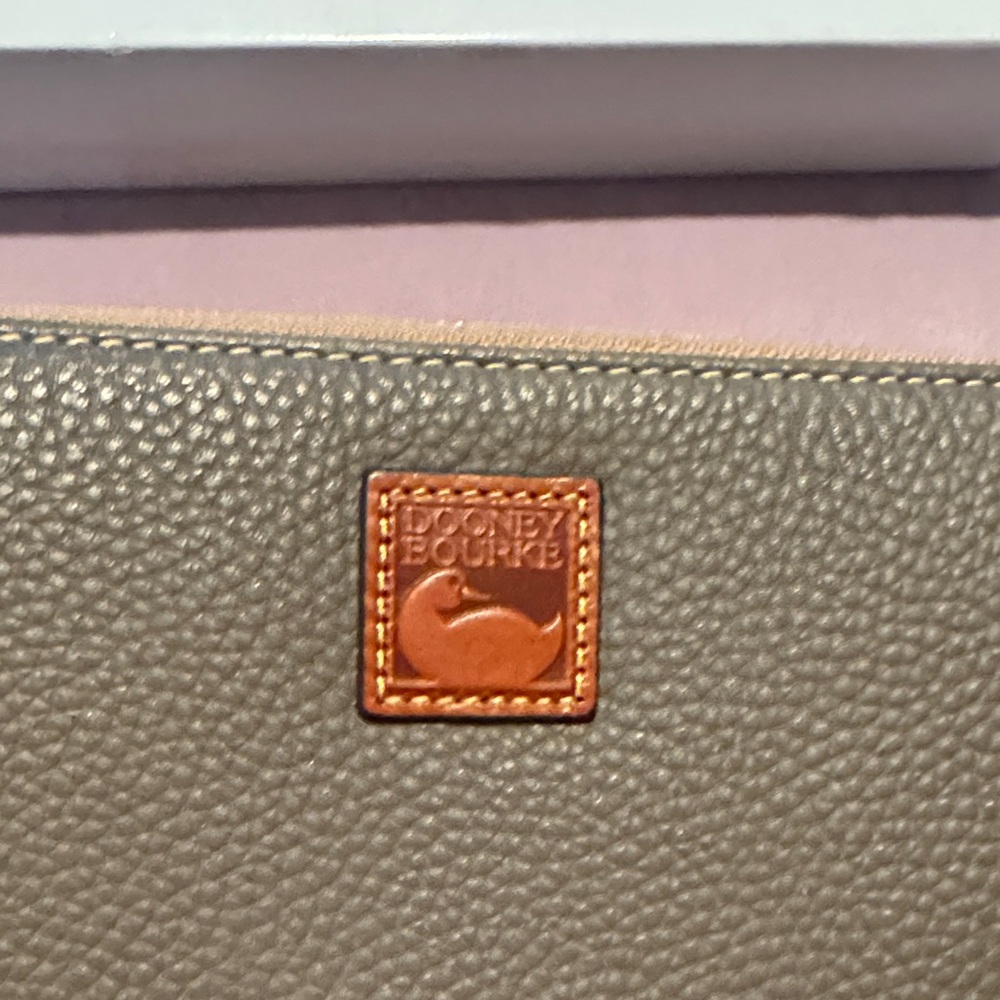 Dooney & Bourke Olive Textured Wallet. Beautiful condition - Picture 2 of 10